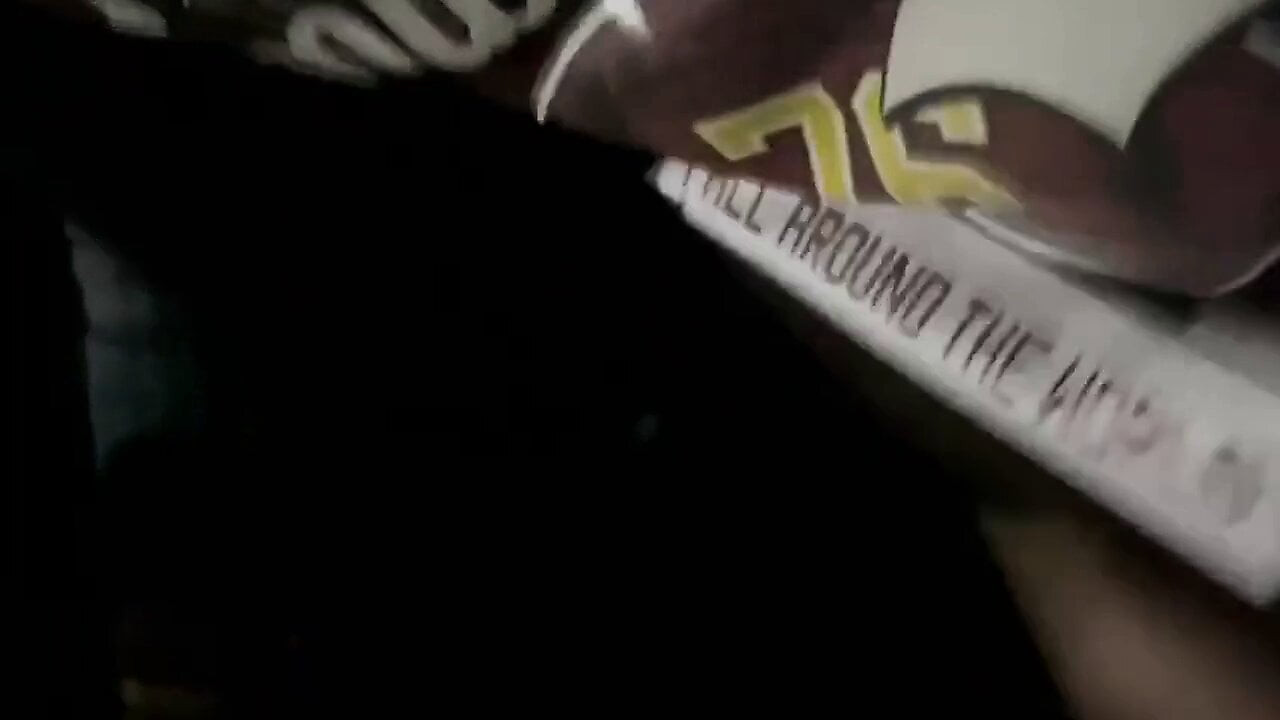 Suudi bir fahişe, bir Mısırlıdan arabasına binmesini ve onunla ateşli seks yapmasını, ayrıca şehvetle penisini emmesini ister.