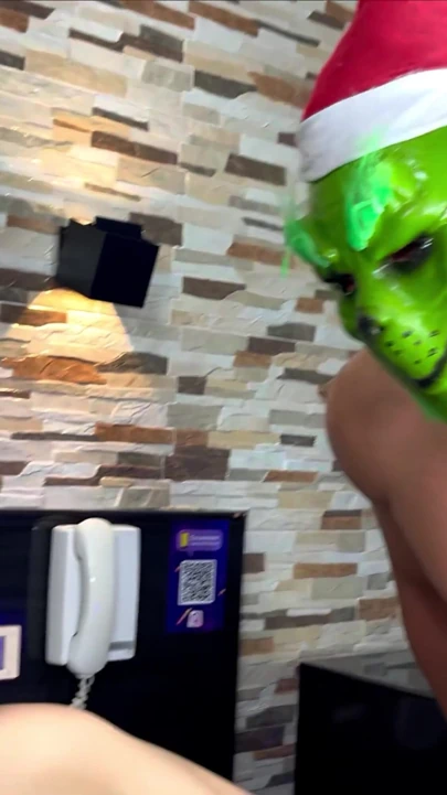 Grinch hediyelerimi almama karşılık bana sert veriyor | Klip 3
