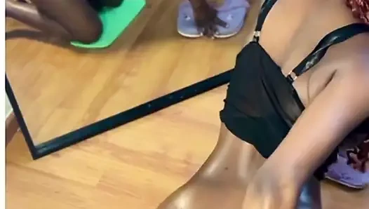 Sikiş makinesi beni orgazm ediyor ve fışkırtıyor