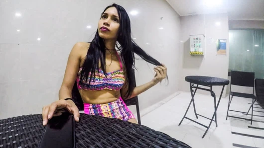 Sert bir anal egzersiz için bu bebeği otel spor salonundan alıyorum