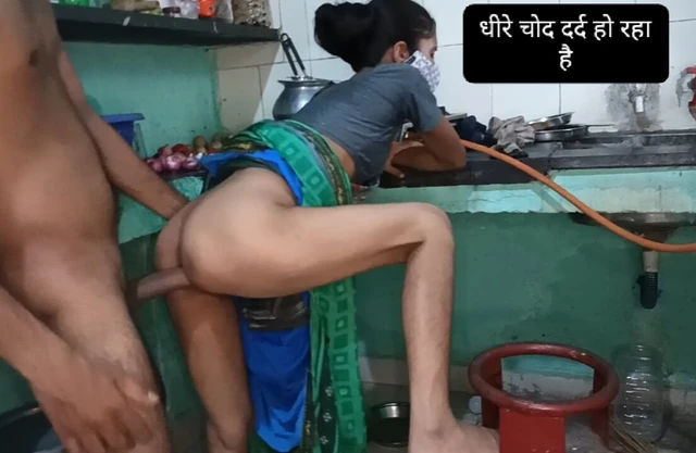 Невестка режут папайю на кухне, а шурин сзади.