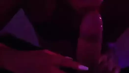 Partide bir yabancıyla sikişiyor