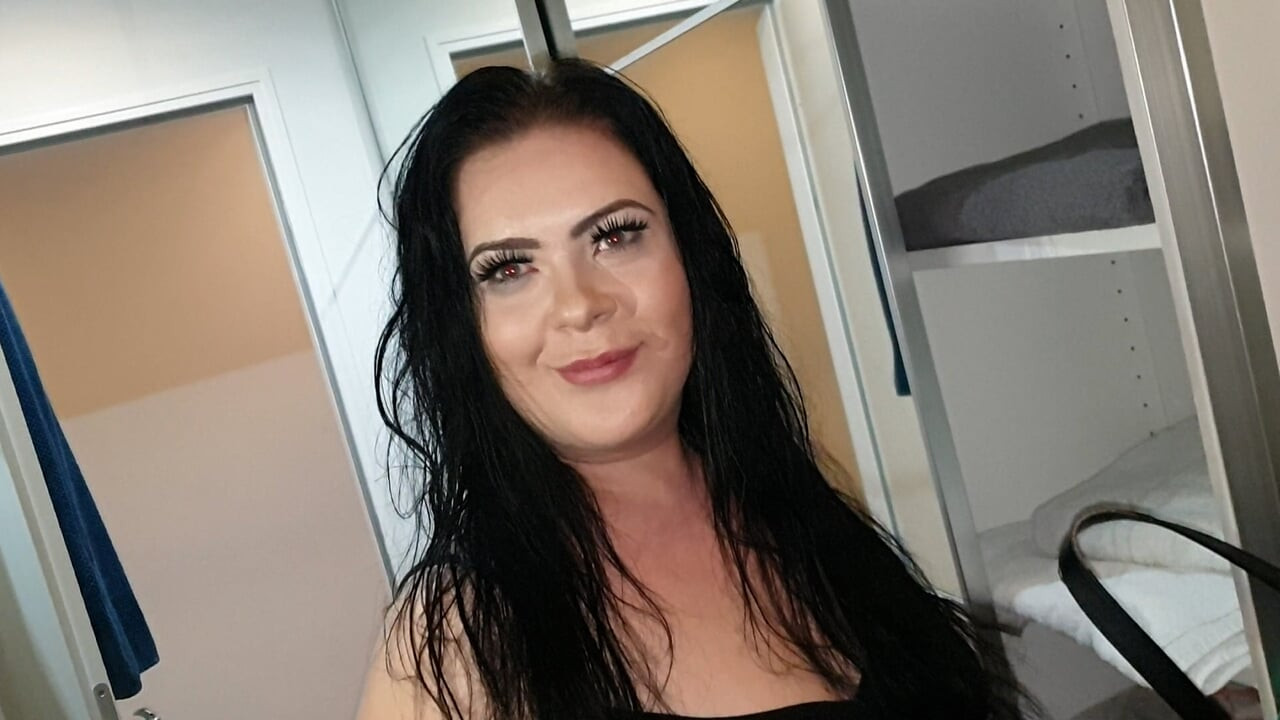 İri güzel kadın Anastasia - bugün bir sürtük olacağım! Amcığımda 2 yarak