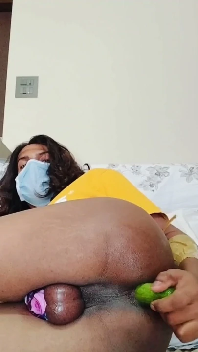 Hintli crossdressers sıcak sissy orospu salatalığı göt deliğine sokuyor | Bölüm 1