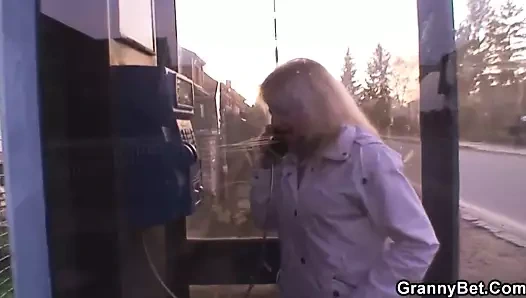 Sarışın eski anneanne sürmek genç çük