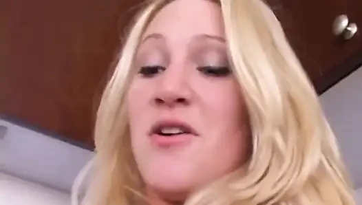 Alexis Malone küçük göğüsleriyle mutfakta sikişiyor