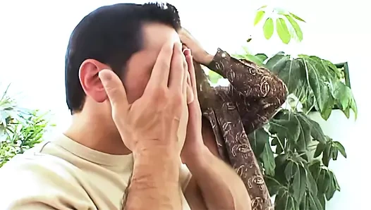 Muhteşem küçük sürtük Lexi Love iki büyük lezzetli yarakla sikiliyor