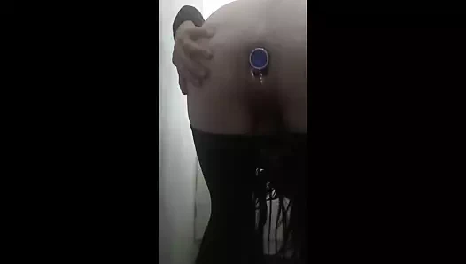 Seksi crossdresser kıyafetlerinin altında anal taşaklarla oynuyor