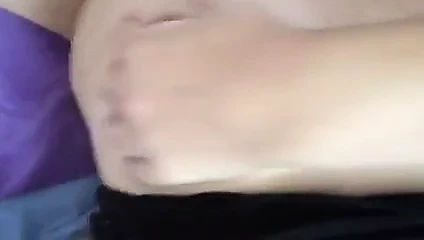 Benim için işaretli göğüsleriyle oynuyor!