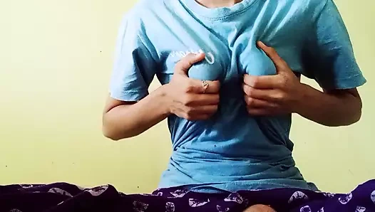 Hintli kız göğüslerini göstermek için evde yalnız