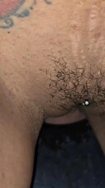 Evli fahişe kocanın izlemesini sağladı, yabancılara gloryhole'da kendini verdi. Bölüm 2 | Bölüm 1