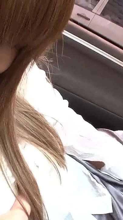 Minyon Asyalı genç 18 yaşlı yarağın spermini ilk kez emmek ve yutmak için kandırıyor | Klip 1