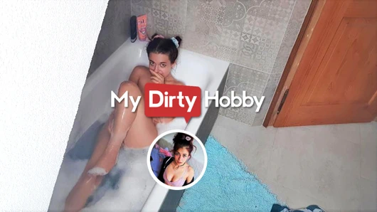 Linawinter sıcak ve köpüklü bir banyonun tadını çıkarırken amıyla oynuyor - mydirtyhobby