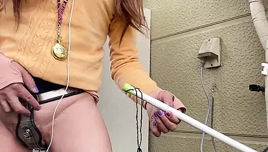 No164 bir sonraki evin gölgesinde saklanıyor ve mastürbasyon yapıyor