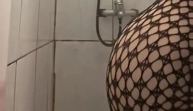 Duşta Video Görüşmesiyle Mastürbasyon