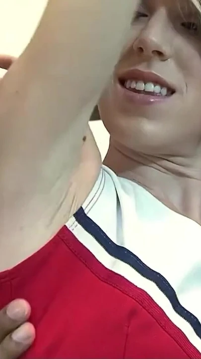 Потрясающий момент из "Высокая блондинка с короткими волосами с маленькими сиськами и идеальной задницей говорить о первом межрасовом трахе"