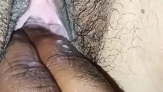 Labli yenge fingering_02_labli yenge apne choot me ugli dalwa ke maza lete hui'nin tadını çıkarıyor.