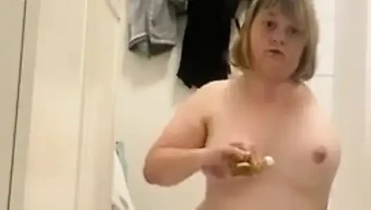 Amcıklı kız büyük dildoyla eğleniyor