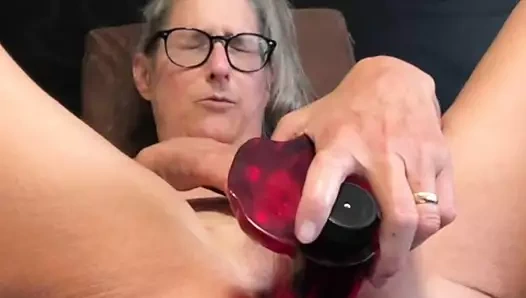 Olgun evli kadının büyük oyuncakla yakın çekim mastürbasyonu