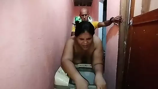 Kocamın boynuzlaması çamaşır makinesini tamir etmesi için komşuyu aradı ve sonunda beni zengin bir şekilde beceriyor ve kıçımı boşalma dolu bırakıyor.