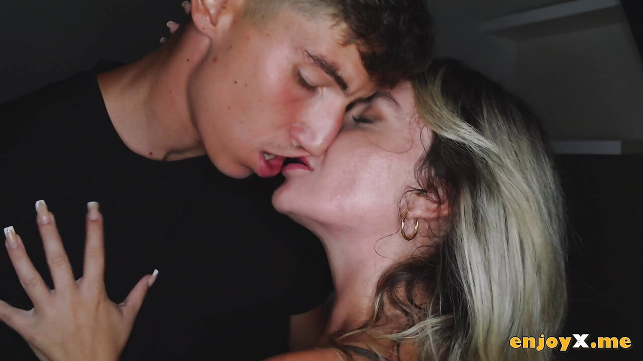 Azgın sarışın süper yıldız Tatiana Alvarez sakso çekiyor ve Brady Bud'ın şişman yarağını 4k pornoda parçalıyor!