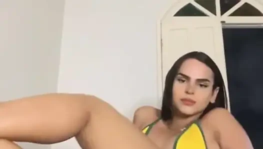 Azgın latin dildo ve sikini seviyor