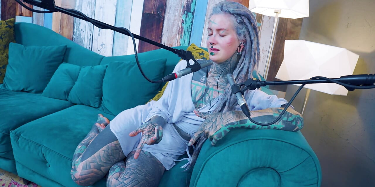 Z hakkında konuşuyorum - zeal - asmr podcast sfw konuşuyor gotik sıska kız dreadlocks dövmeli model dövmeli kız