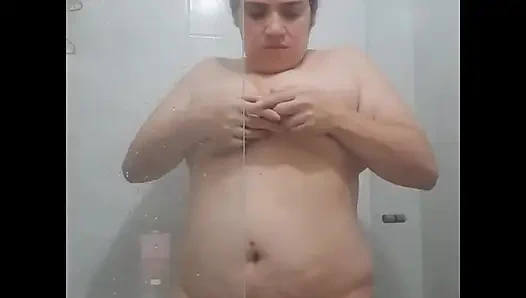 Fışkırtmalı amcık amcığını tıraş ediyor