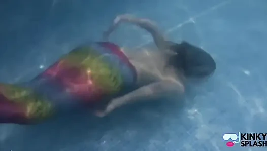 Tutsak deniz kızı havuzda seni azdırıyor