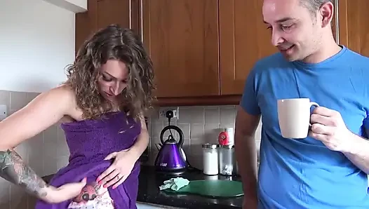Dövmeli bebek üvey erkek kardeşi tarafından sert sikiliyor