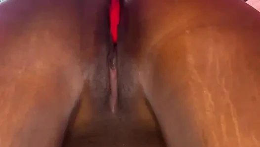 Seksi kırmızı külot ters videoda amına dolduruluyor