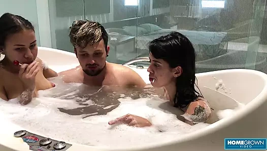 Sapık Scarlett Taylor şişman yarağı kız arkadaşıyla paylaşıyor