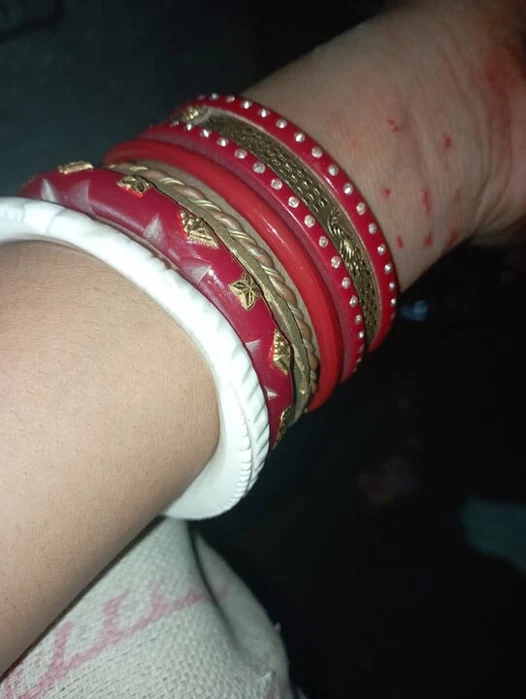 Yeni evli bakire kız sakso çekiyor ve çok sert sikişiyor