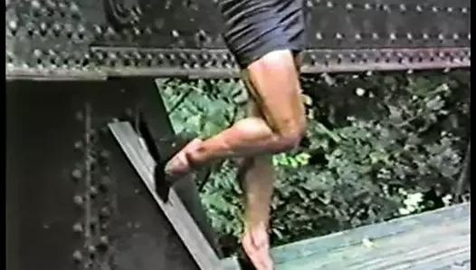 Joanne Mccartney - siyah mini etek, demiryolunda