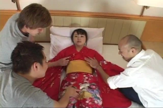 Japon kız gibi bir oyuncak bebek 1