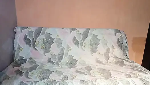 Mel kendi ayaklarını okşuyor 1
