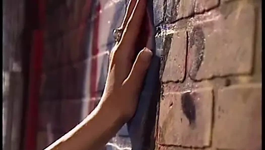 İki genç meraklı sarışın piliç sulu kalçaları için macera arıyor ve çıkmazda sevişmeye karar veriyor