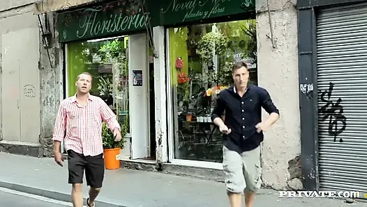 Alexis ve Carol dans ediyor ve sonra birkaç adamla seks yapıyor