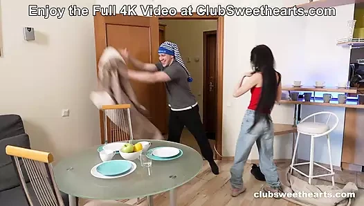 Viola Weber eve azgın geliyor ve clubsweethearts için anal istiyor