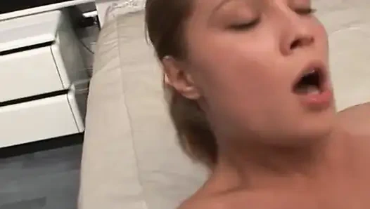 Sert bir orospu büyük penis için yalvarıyor