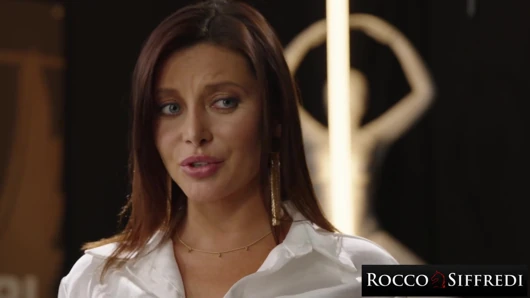 Rocco siffredi - ateşli orta yaşlı seksi kadın Anna Polina biniyor ve büyük bir yarak alıyor