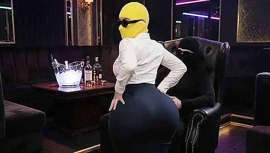 Seksi sekreter patronu için dans ediyor ve twerk yapıyor