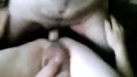 Arnavutça: üvey babanın horozundan bir domuz gibi gıcırdıyor