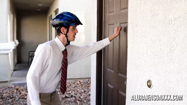 Alura Jenson обучает христианского церковного паренька некоторым урокам