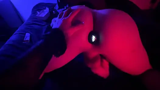 Kız erkek arkadaşına mastürbasyon yaparak ve ilk kez götünü yaparak domine ediyor