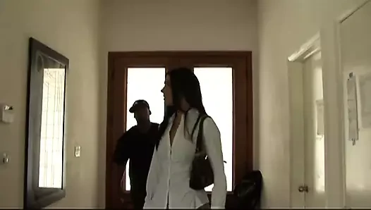 Siyah boğa esmer kızı arabadan alıyor ve ona istediğini veriyor