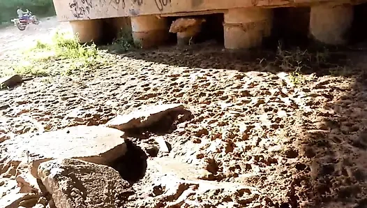 Hintli kız köprünün altında bahsi yerine getiriyor