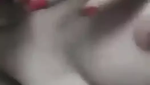 kız gösteren göğüsler ve tiet KEDİ