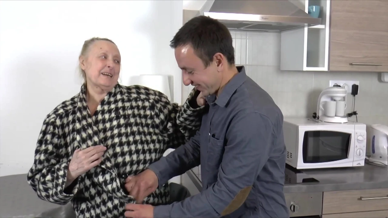 Geile Mutti bei der untersuchung gefickt