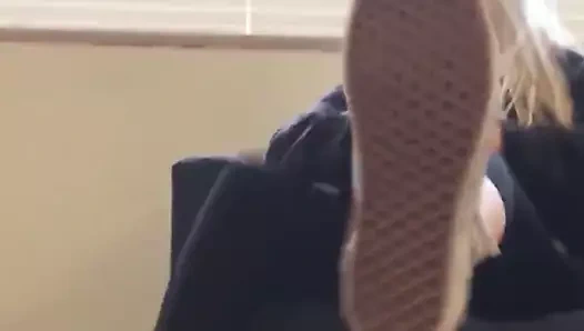 Sevimli amatör kızlar çalışma odasında olağanüstü ayaklarını sergiliyor